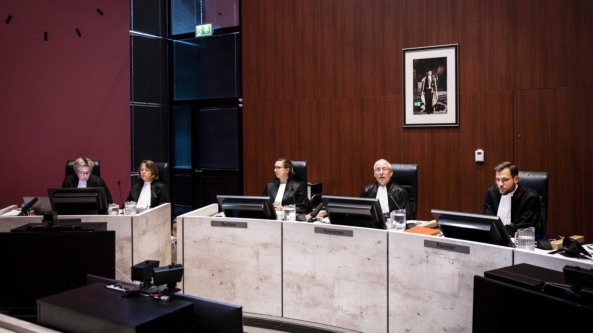Los jueces durante la audiencia del juicio sobre la muerte violenta de Carlo Heuvelman durante el verano de 2021 en la isla española de Mallorca, en Lelystad, Países Bajos, este martes. EFE/EPA/RAMON VAN FLYMEN