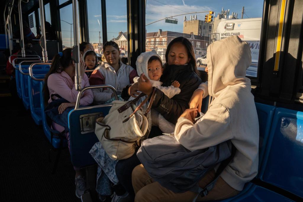 La venezolana Aurimar Medina viaja en autobús con su bebé, el 5 de octubre de 2022, en Nueva York (Estados Unidos). EFE/ Ángel Colmenares
