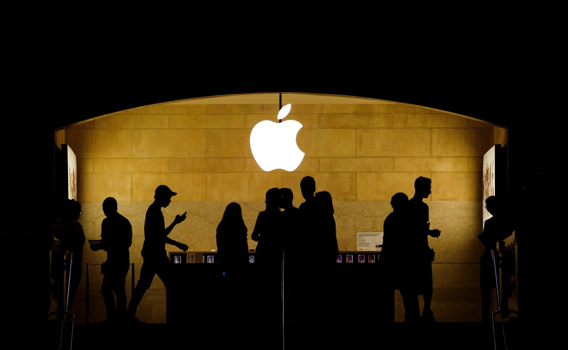 Vista del logo de Apple en una de sus tiendas, en una fotografía de archivo. EFE/Justin Lane