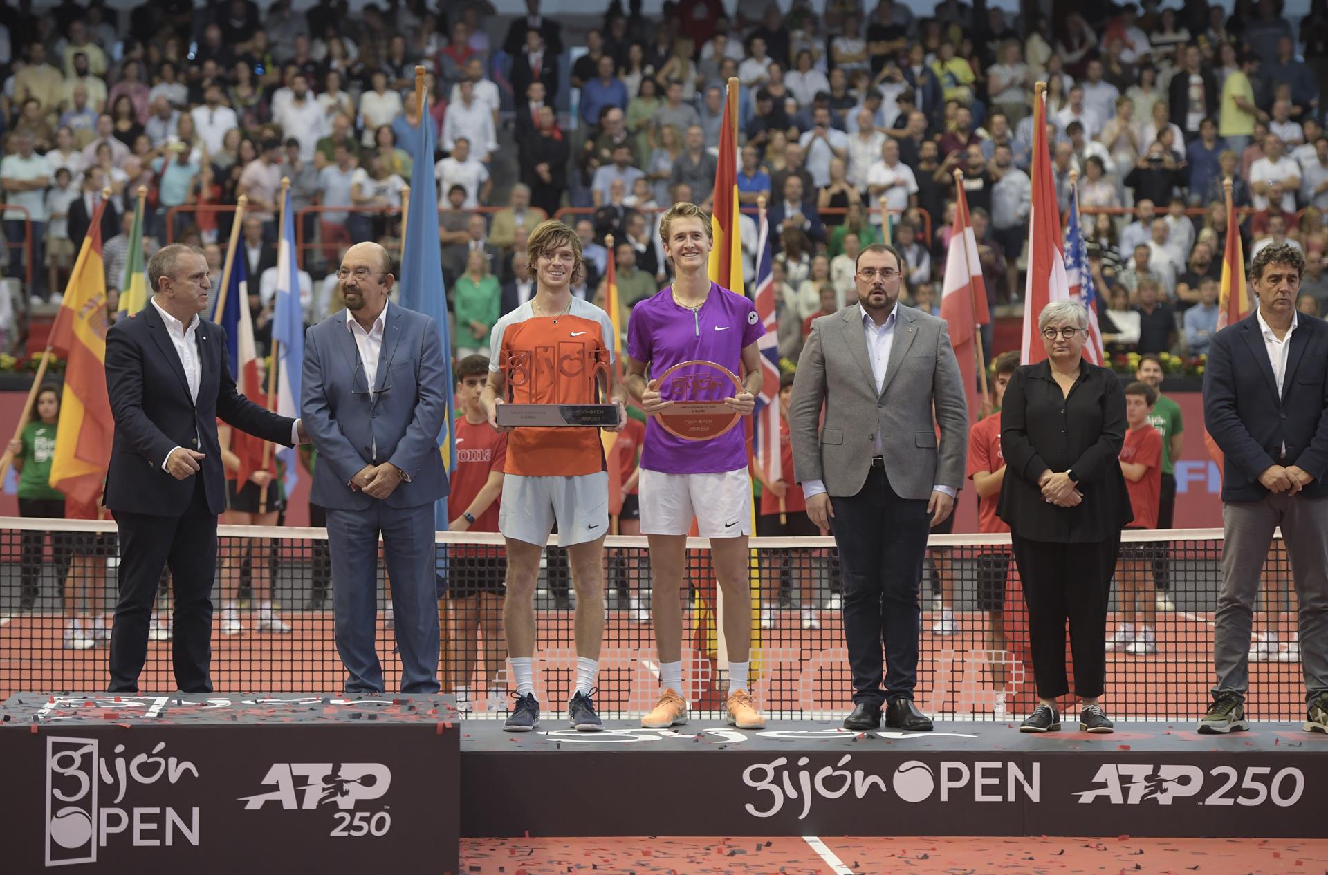 El tenista ruso Andre Rublev (3i), noveno jugador mundial y primer cabeza de serie del Gijón Open ATP 250, se ha proclamado vencedor del torneo al vencer al americano Sebastian Kordav (4d). EFE/Eloy Alonso