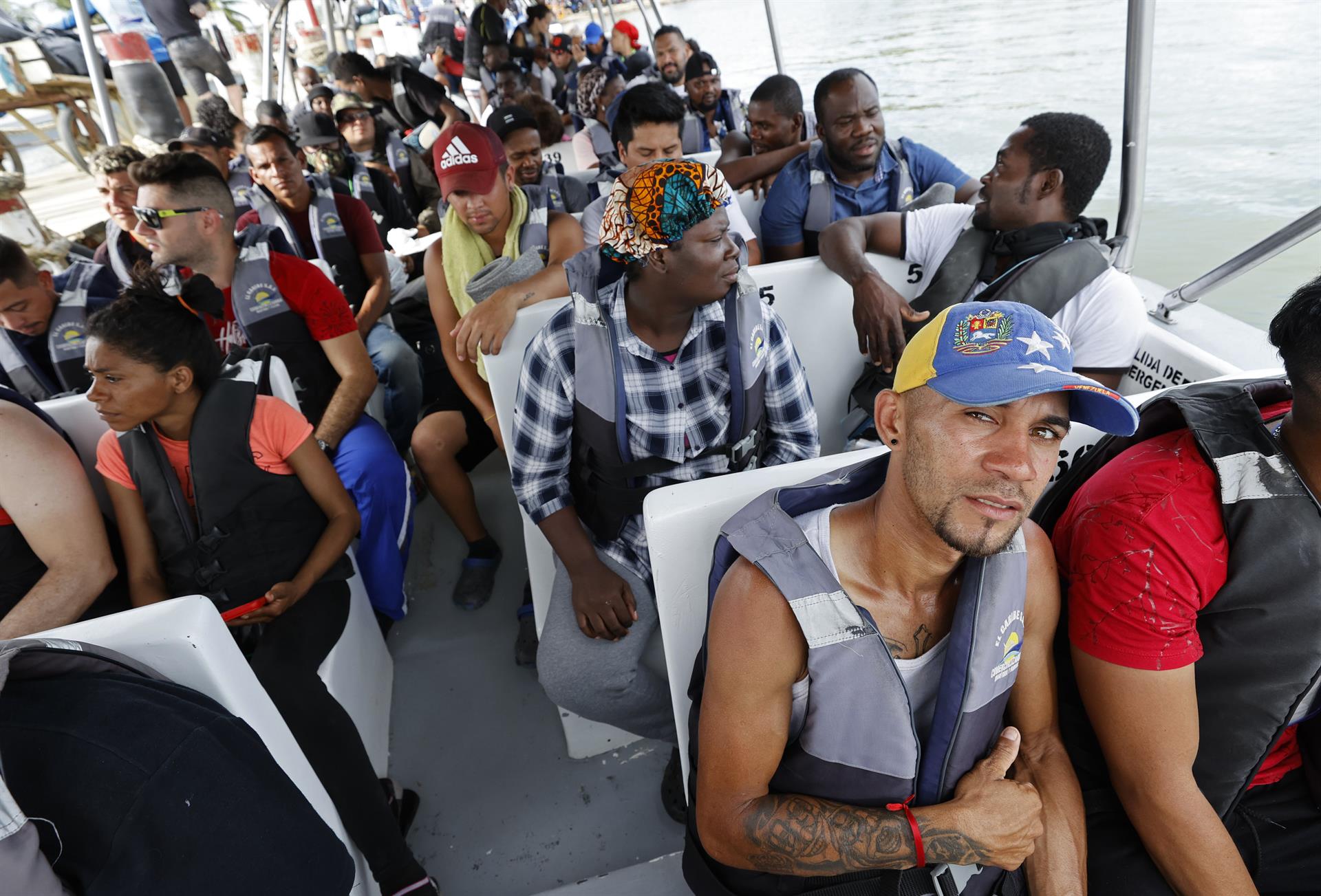 Migrantes abordan una lancha hacia la frontera con Panamá, el 6 de octubre de 2022, en Necocli (Colombia). EFE/Mauricio Dueñas Castañeda