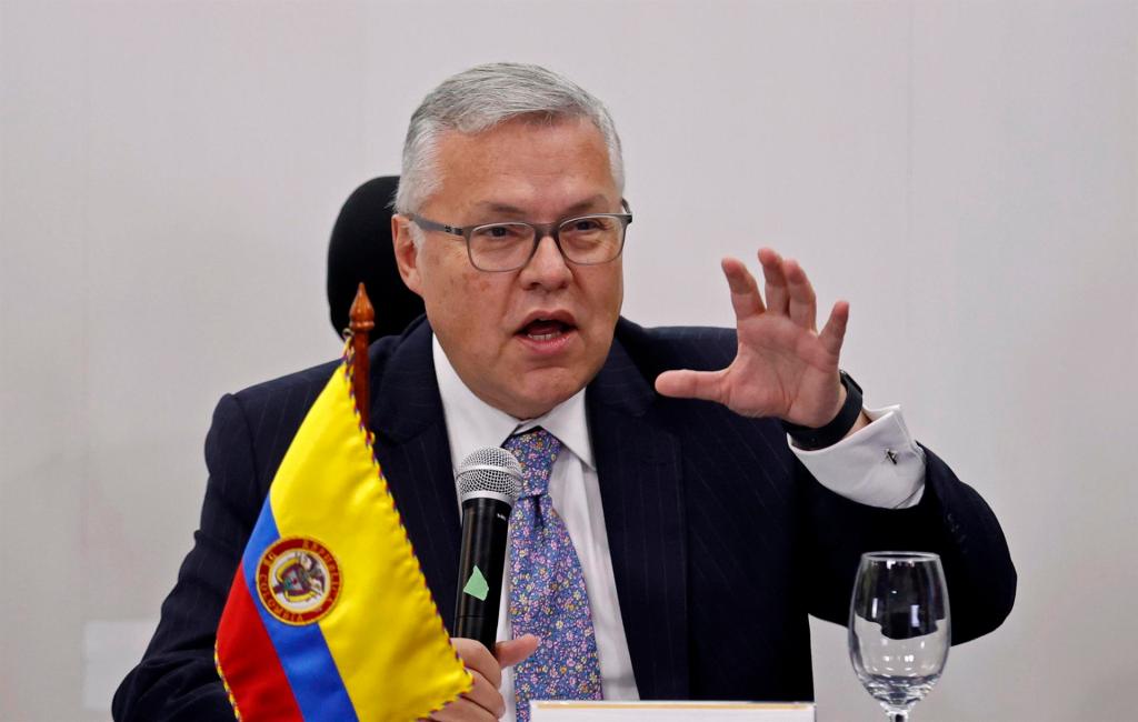 El ministro de Justicia de Colombia, Néstor Iván Osuna, habla durante una rueda de prensa, hoy en Bogotá (Colombia). EFE/Mauricio Dueñas Castañeda