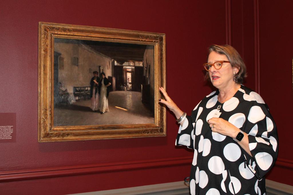 La comisaria de la exposición "Sargent and Spain" ("Sargent y España"), Sarah Cash, habla con Efe durante una visita a la muestra, hoy, en la National Gallery of Art de Washington (EE.UU.). EFE/Paula Escalada
