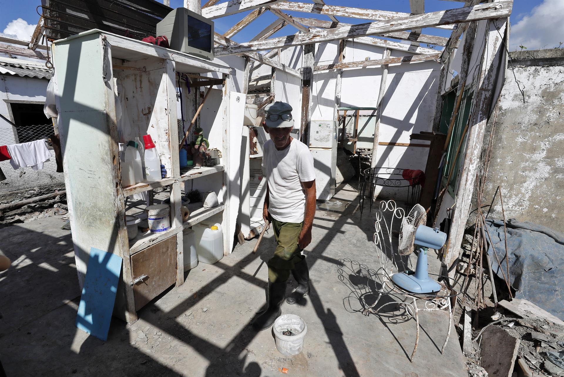 Benito Pérez Rodríguez sigue recuperando sus pertenecías y sacando fango de lo que una vez fue su casa tras el paso del huracán Ian, el 14 de octubre de 2022, en La Coloma, en la occidental provincia de Pinar del Río (Cuba). EFE/Ernesto Mastrascusa