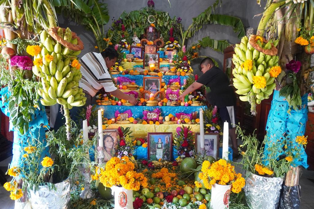 Personas arreglan hoy una ofrenda dedicada a sus familiares fallecidos, en el municipio de Juchitán, estado de Oaxaca (México). EFE/Jesús Méndez
