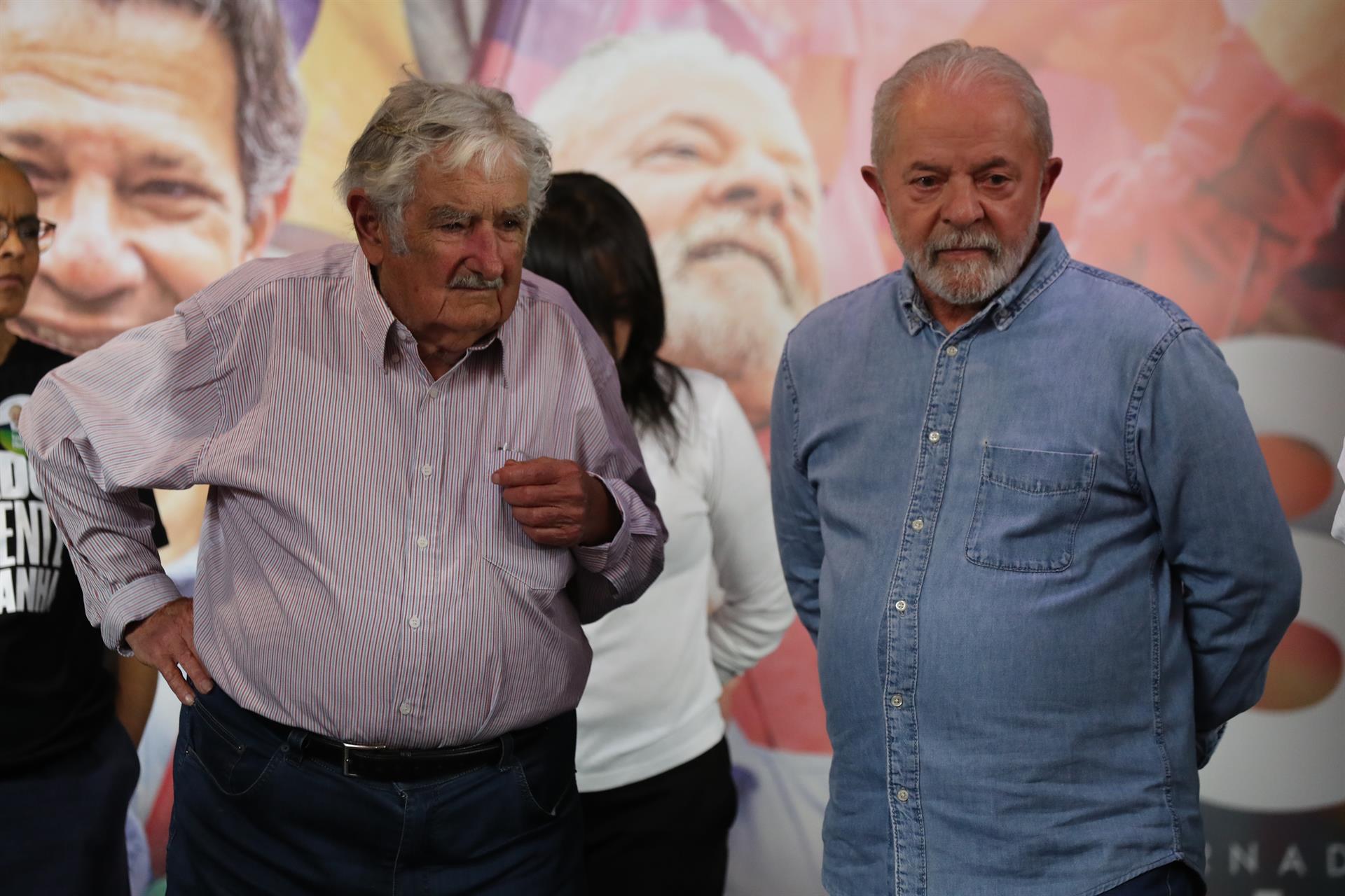 El candidato presidencial brasileño Luiz Inácio Lula da Silva participa hoy en una rueda de prensa junto al exmandatario uruguayo José "Pepe" Mujica (i), en Sao Paulo (Brasil). EFE/Sebastiao Moreira