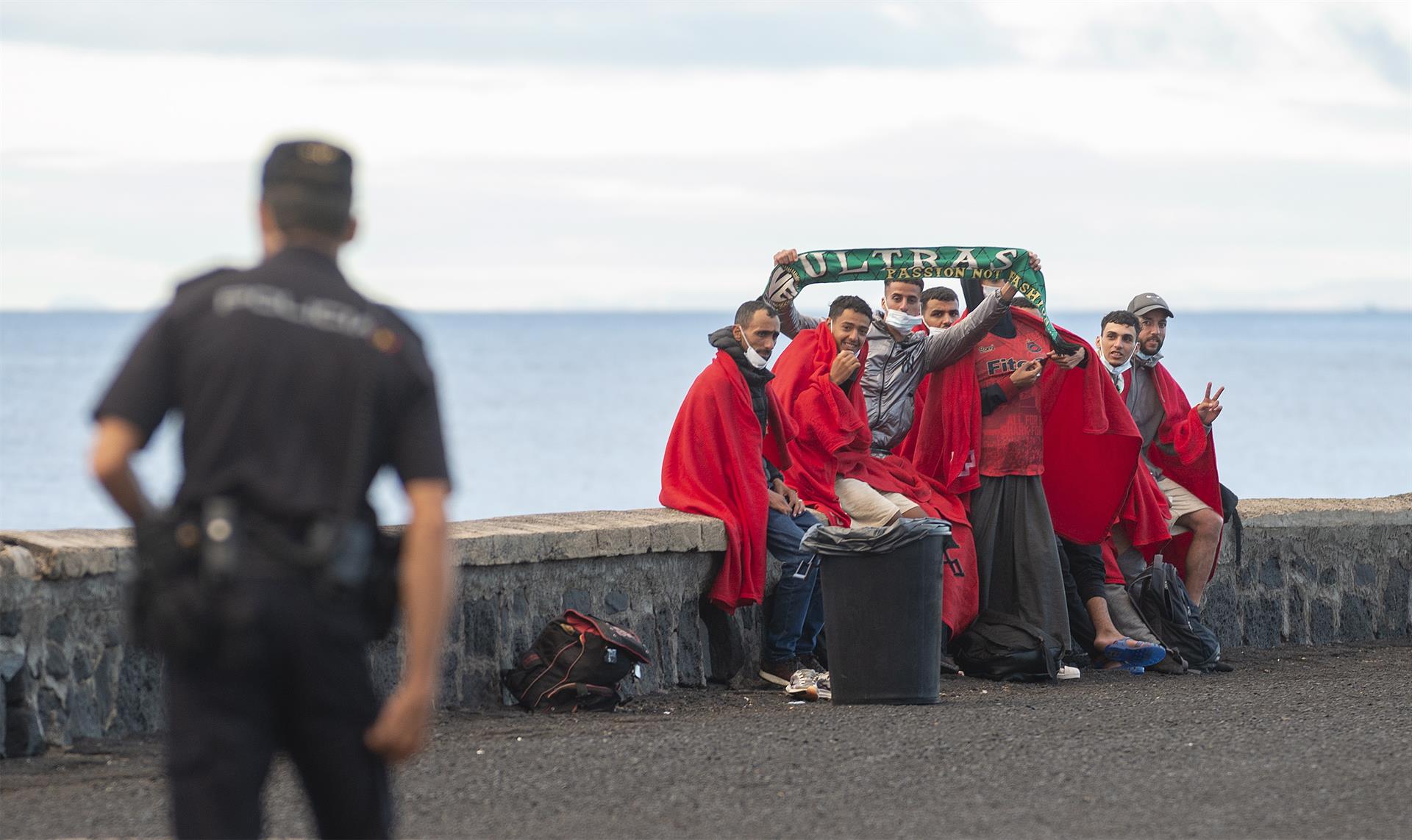 Salvamento Marítimo ha desembarcado este martes en el muelle de Arrecife (Lanzarote) a 74 personas rescatadas de las dos pateras en aguas cercanas a la isla, entre ellas tres mujeres, una con un embarazo ya avanzado. EFE/Adriel Perdomo