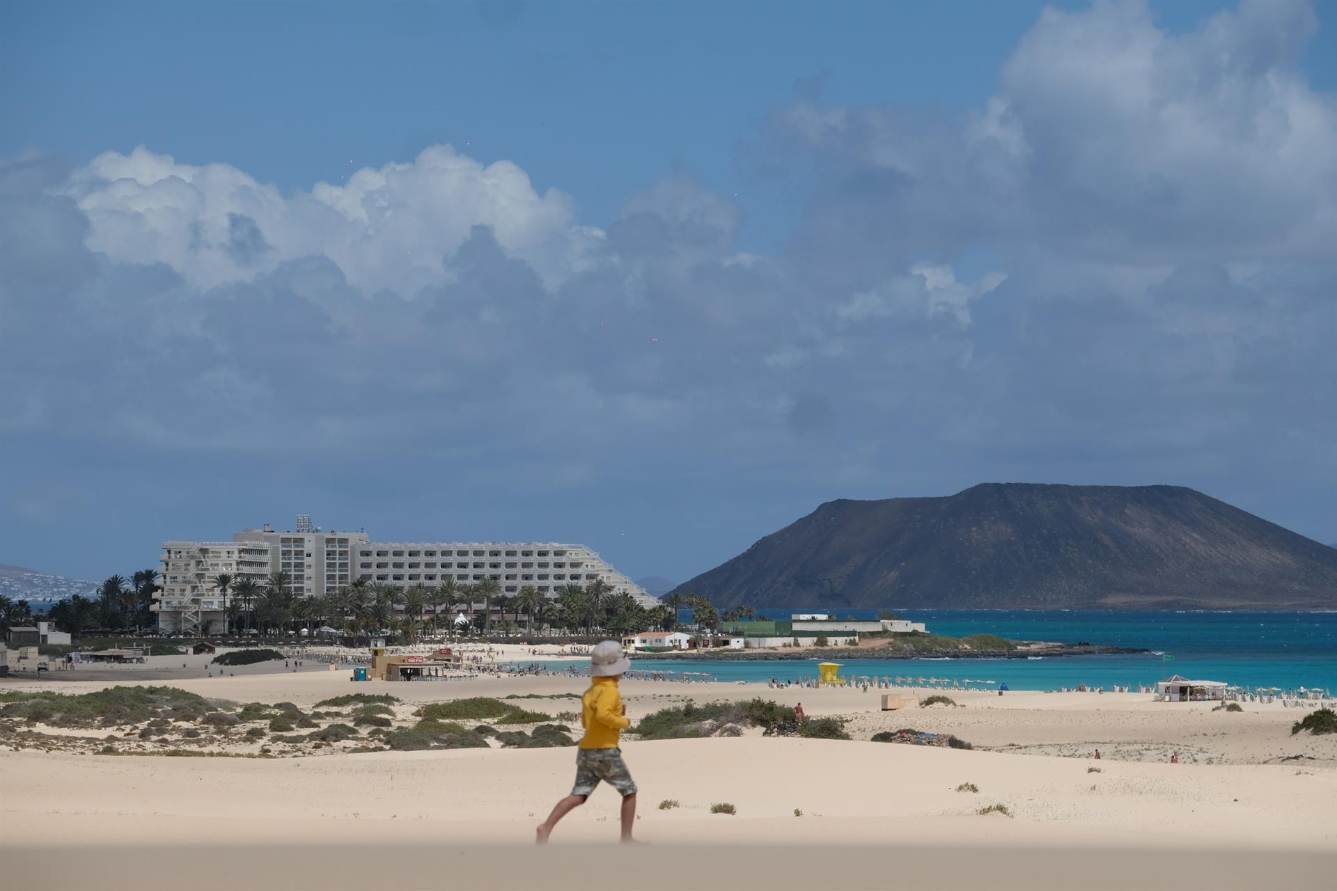 Imagen de archivo de uno de los hoteles del grupo Riu situados dentro de las Dunas de Corralejo, en Fuerteventura. EFE/Carlos de Saá