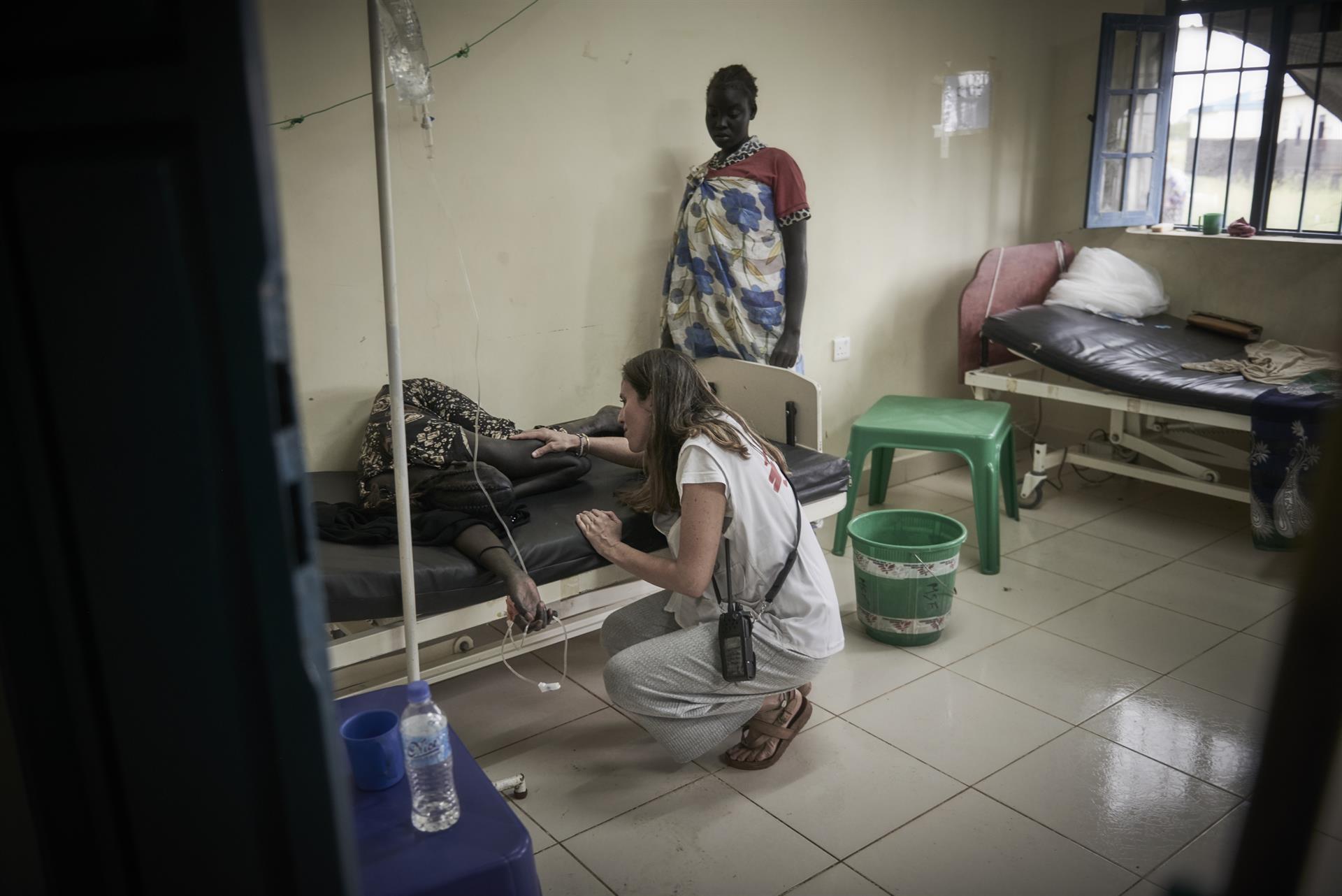 La enfermera canaria Cristina Martel atiende en el hospital de Abyei, en Sudán del Sur, paciente con diabetes que insulina para tratarse. Imagen facilitada por Médicos sin Fronteras. EFE/Christina Simons (MSF)