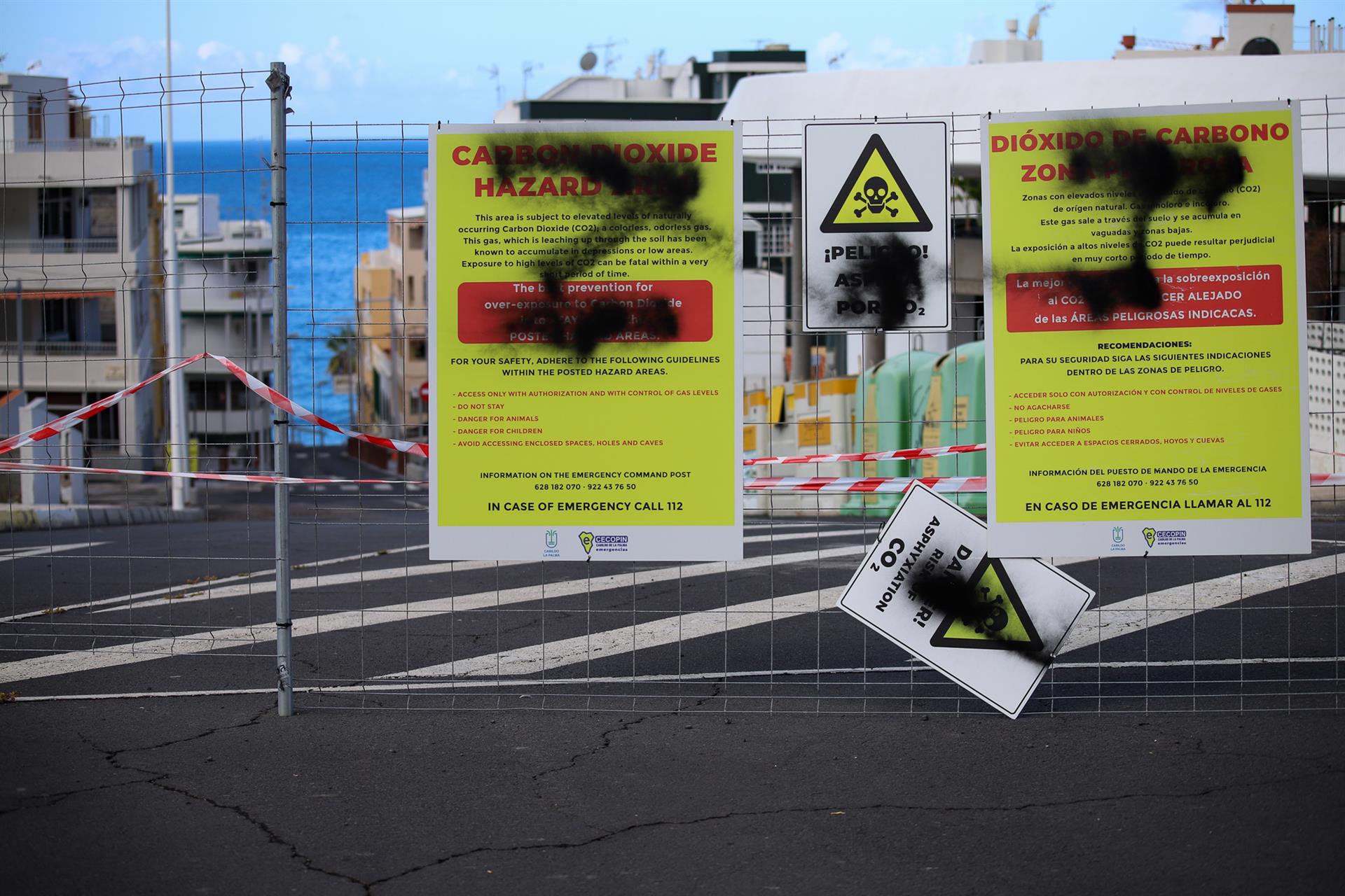 Foto de archivo de los accesos a Puerto Naos y La Bombilla, con pintadas sobre la información que alerta del peligro de la presencia de gases. EFE/Luis G. Morera
