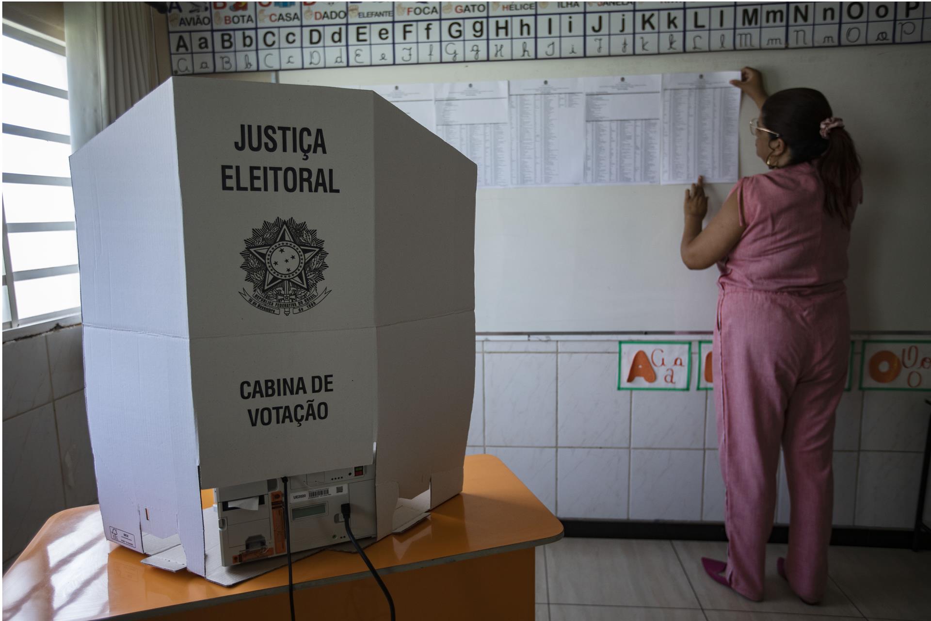 Fotografía de archivo fechada el 1 de octubre de 2022, que muestra a una inspectora electoral mientras prepara un puesto de votación, en una escuela de Brasilia (Brasil). EFE/Joédson Alves