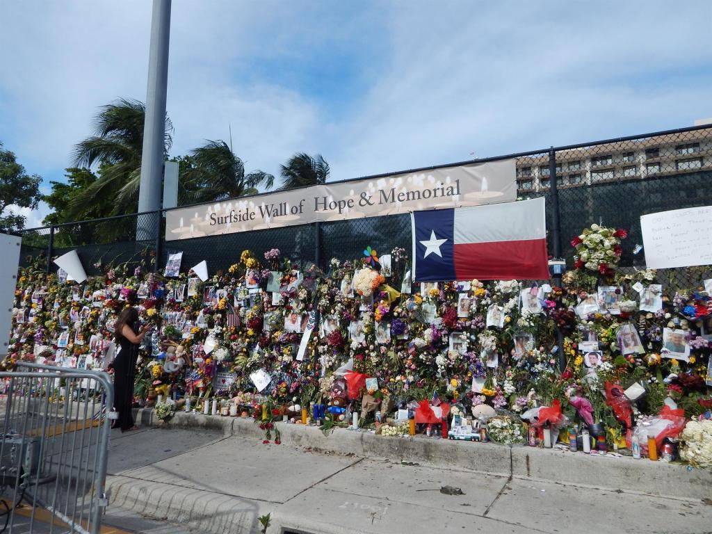 Fotografía de archivo fechada el 3 de julio de 2021 donde se muestra el "muro de esperanza" creado por el venezolano Leo Soto en memoria de las víctimas del derrumbe del edificio de condominios de 12 pisos en Surfside, Florida (EE.UU.). EFE/Latif Kassidi
