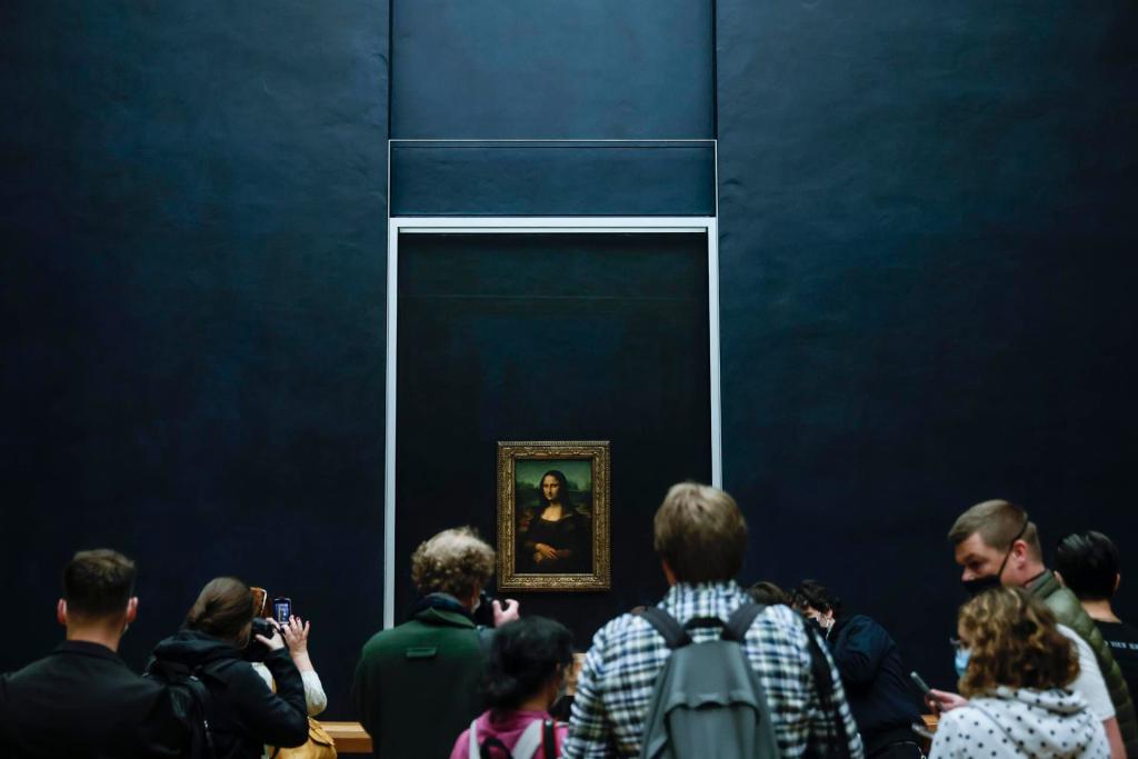 Visitantes se alinean para ver la pintura de Leonardo da Vinci La Gioconda (Mona Lisa), en el Museo del Louvre en París, Francia. La obra ha sufrido varias agresiones. EFE/EPA/Yoan Valat