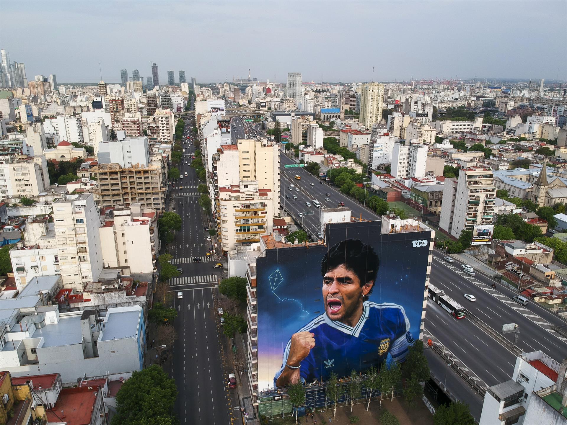 Vista del mural en honor a Diego Armando Maradona realizado por Martín Ron, el 28 de octubre de 2022 en Buenos Aires (Argentina). EFE/Juan Ignacio Roncoroni