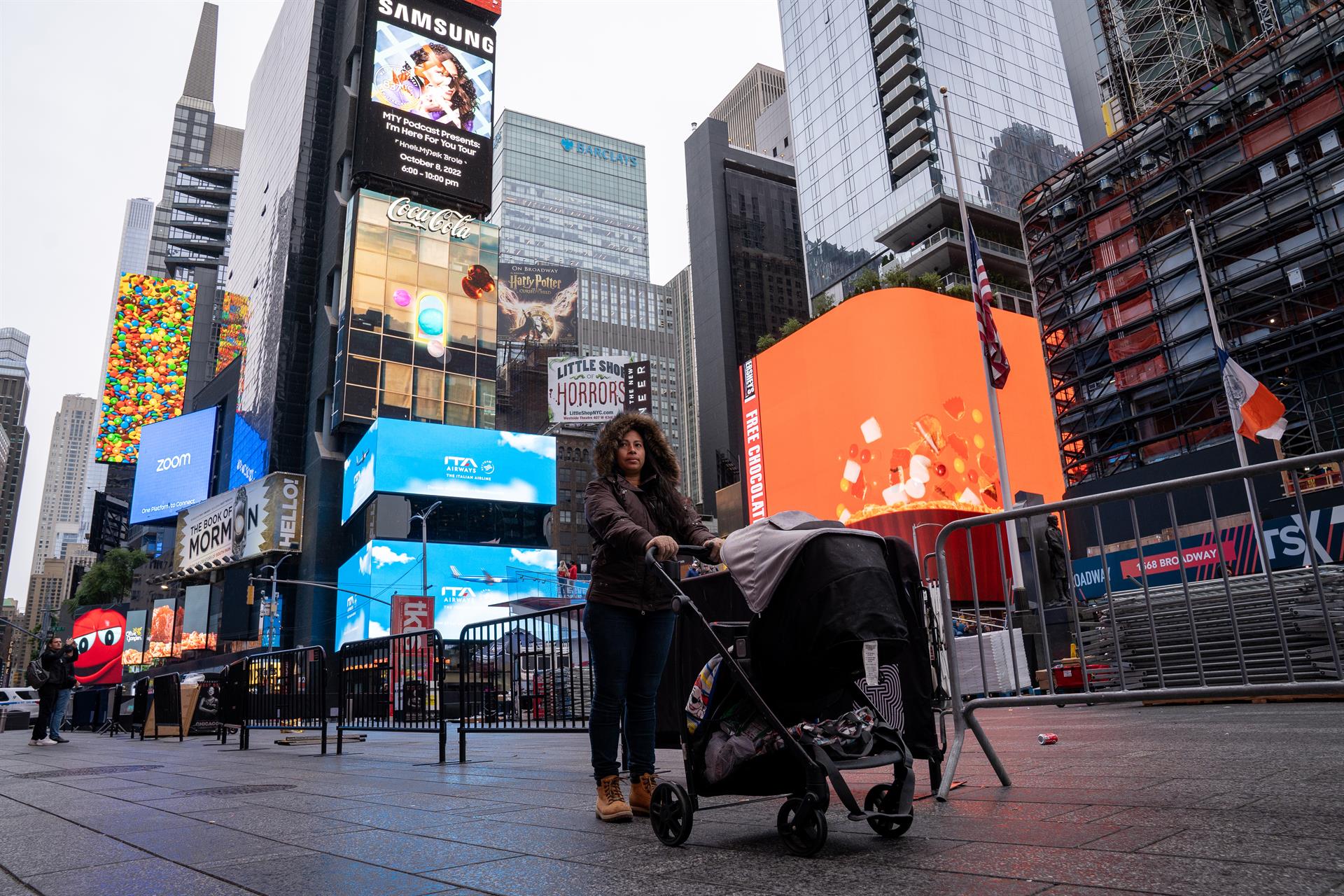 La venezolana Aurimar Medina camina por las calles el 5 de octubre de 2022, en Nueva York (Estados Unidos). EFE/Ángel Colmenares