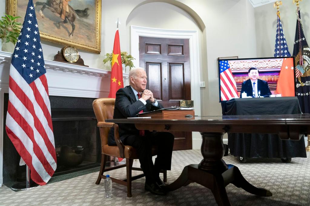 El presidente de EE.UU., Joe Biden, durante una reunión virtual con su homólogo de China, Xi Jinping, en una fotografía de archivo. EFE/Sarah Silbiger
