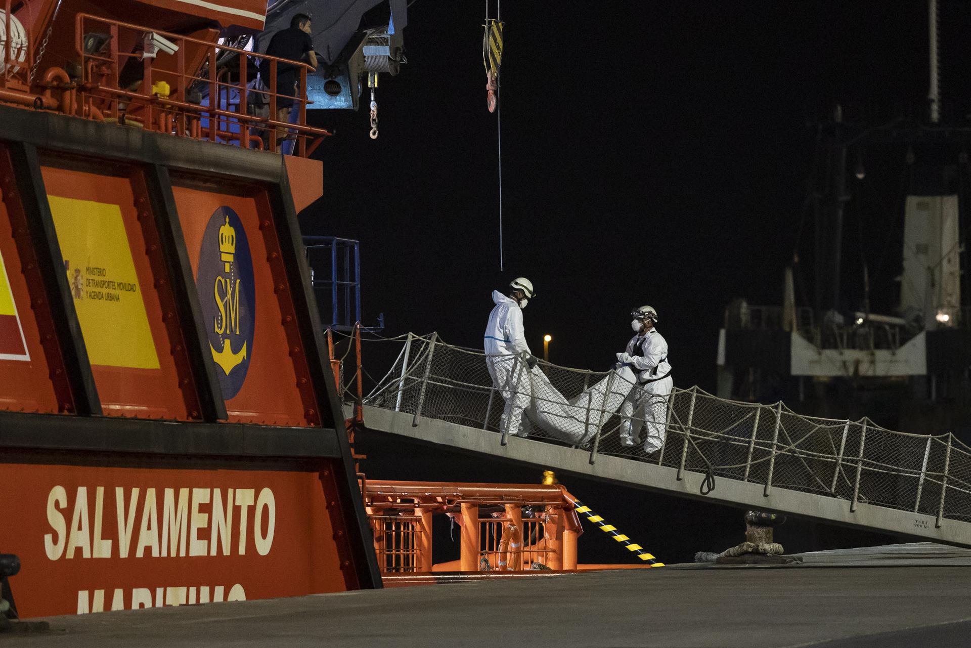Llegada de los cuatro cadáveres y de los restos de la neumática al puerto de Las Palmas de Gran Canaria, en un buque de Salvamento Marítimo. EFE/Quique Curbelo