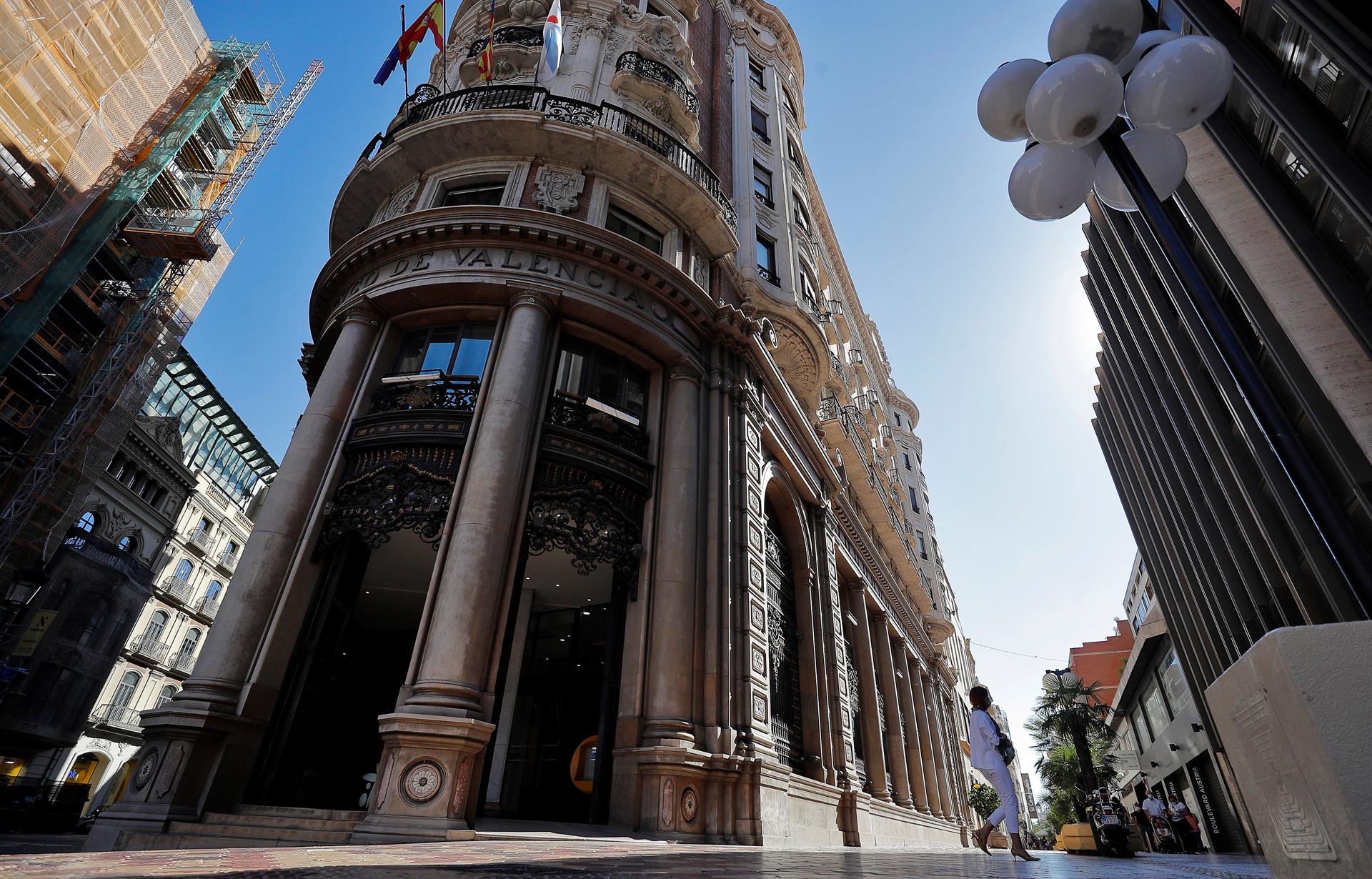 La sede social de Caixabank, en València. EFE/Manuel Bruque/Archivo