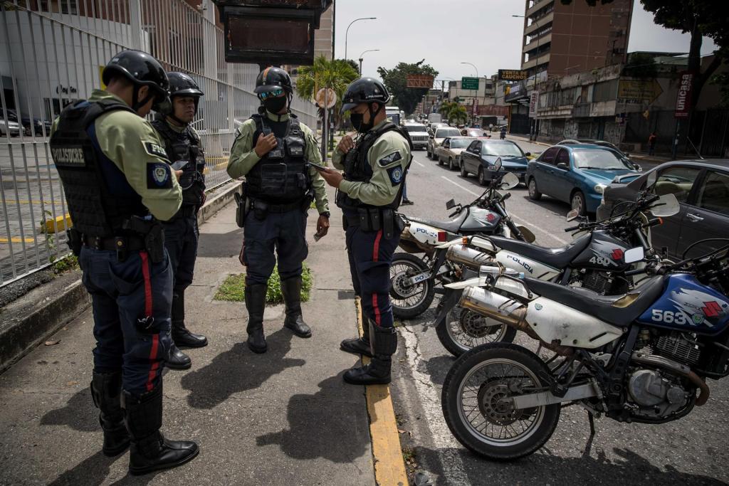 Oficiales de policía participan en un operativo de seguridad en las calles, el 29 de septiembre de 2022, en Caracas (Venezuela). EFE/Miguel Gutiérrez
