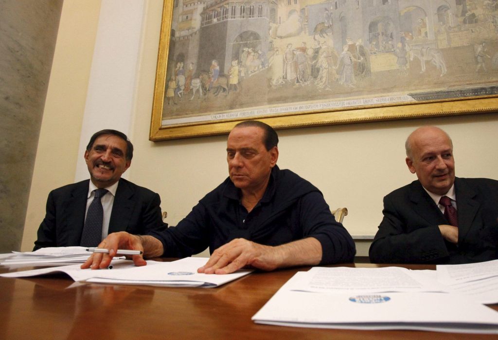 El, entonces, primer ministro italiano Silvio Berlusconi, (centro), junto al ministro de Defensa, Ignazio La Russa, (izquierda), y el titular de Cultura, Sandro Bondi, (derecha), durante un encuentro con miembros del Partido de la Libertad, en Roma, en 2009.