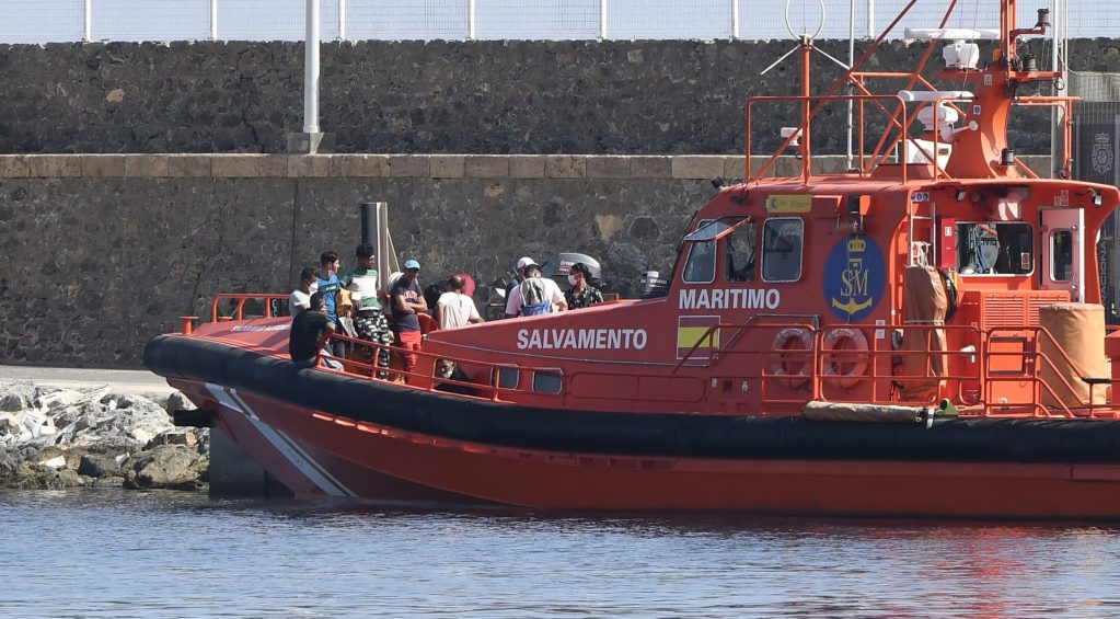Una embarcación de Salvamento Marítimo tras haber rescatado a decenas de migrantes de una patera.