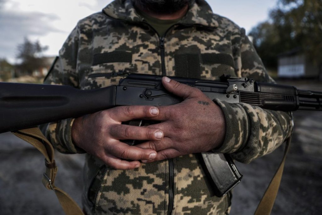 Detalle de un soldado Un soldado sosteniendo su AK47 en Ucrania