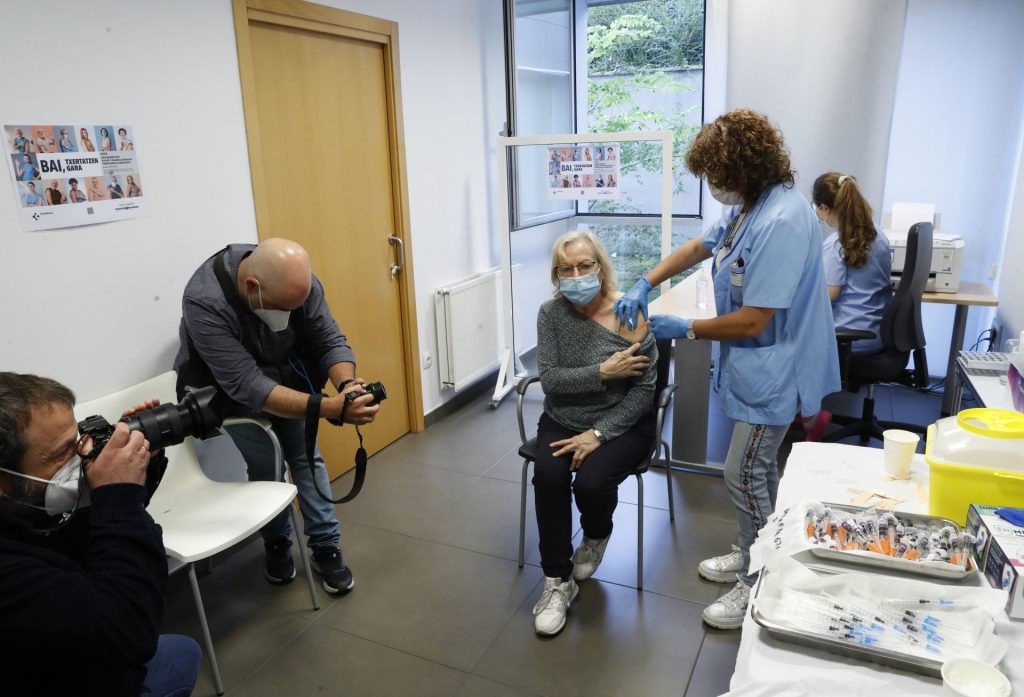 Osakidetza da 63.000 citas para vacunarse de covid y gripe