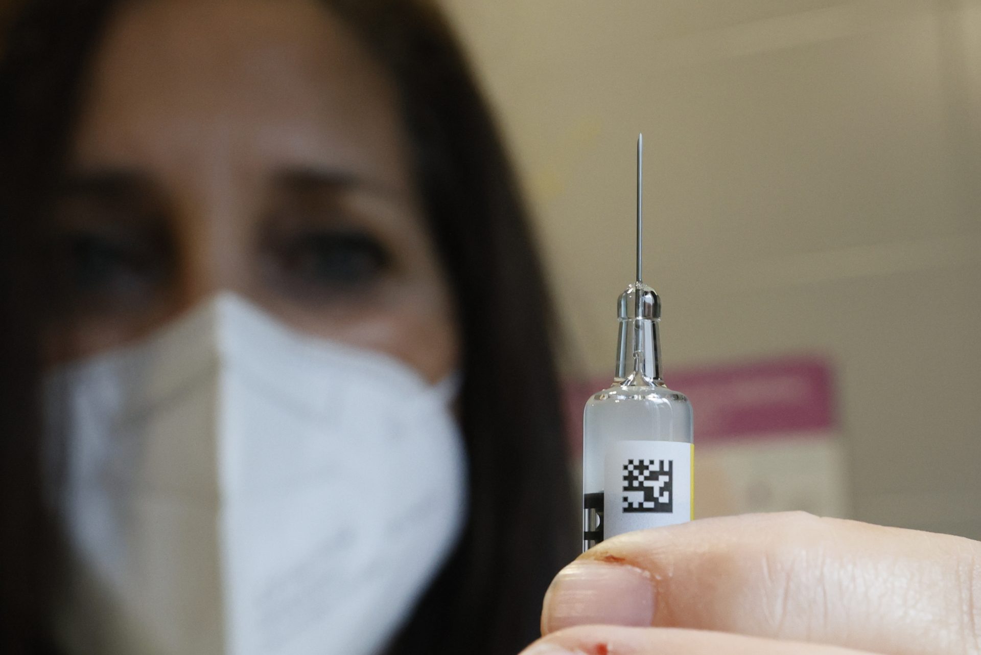 Una enfermera prepara la vacuna contra el papiloma humano en Galicia.