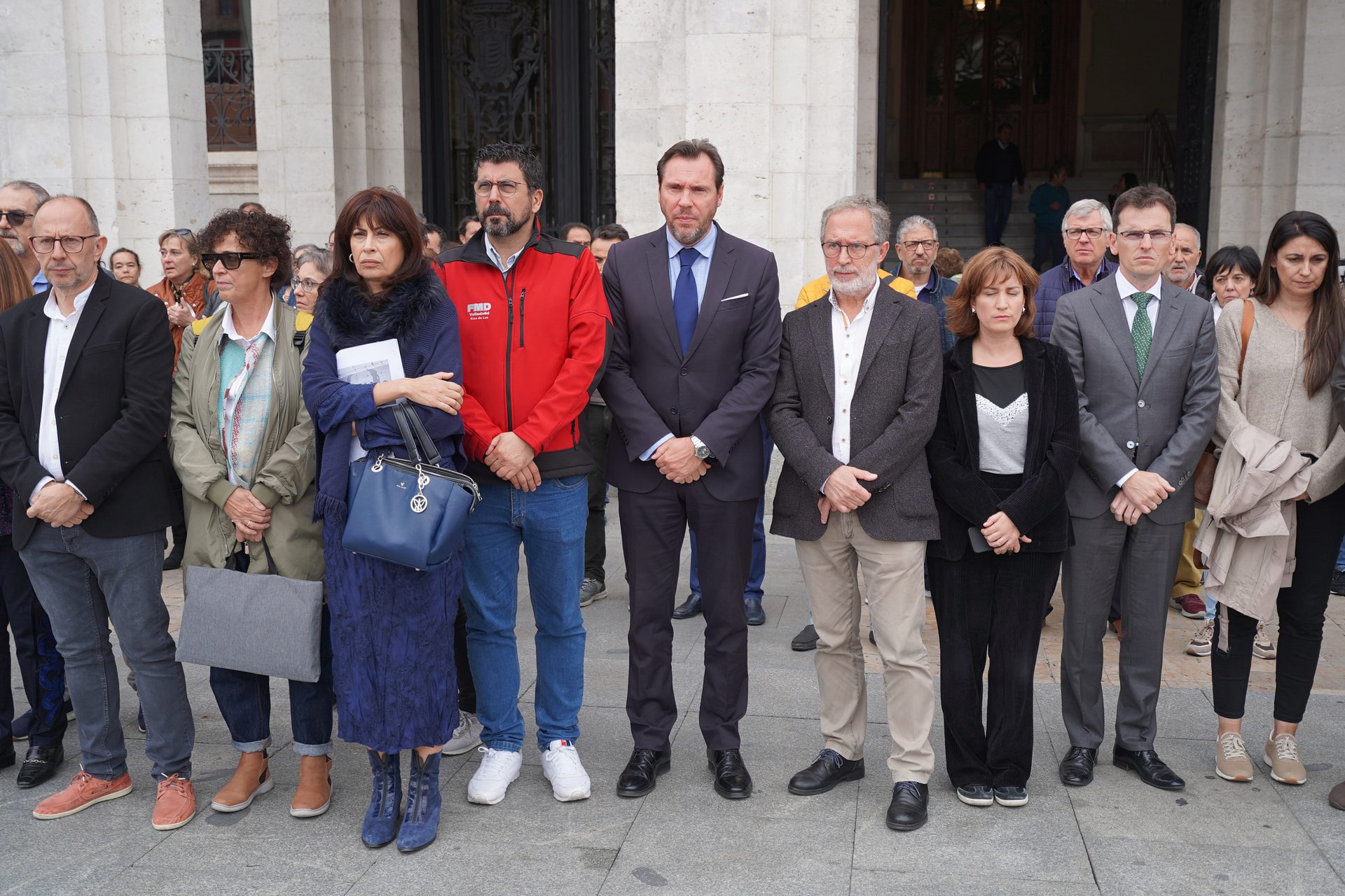 El alcalde de Valladolid, Óscar Puente (c), y el resto de miembros de la corporación, durante el minuto de silencio en memoria de la mujer asesinada ayer en Bruselas por su expareja.