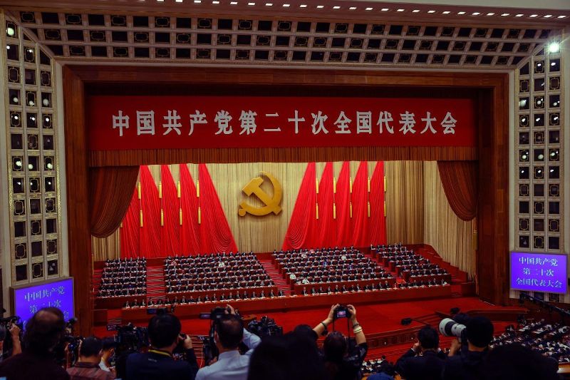 Periodistas graban el discurso del presidente chino, Xi Jinping, durante la ceremonia de apertura del 20º Congreso Nacional del Partido Comunista de China, en el Gran Salón del Pueblo en Pekín.