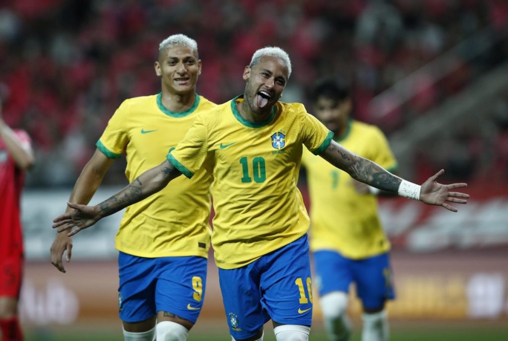 El jugador de fútbol Neymar saca la lengua celebrando un gol de la selección brasiileña