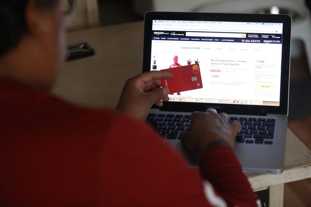 Un hombre comprando por internet con su tarjeta de crédito