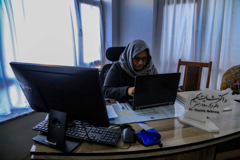 Shaista Hakeem, directora de un centro dedicado a tratar a mujeres y niños adictos a las drogas, trabaja en su oficina en Kabul. 