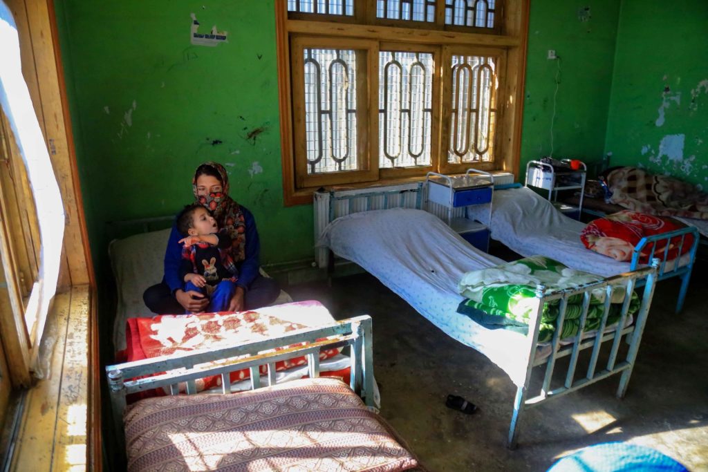 Una mujer afgana adicta a las drogas descansa con su hijo en un centro de Kabul en el que recibe tratamiento. 