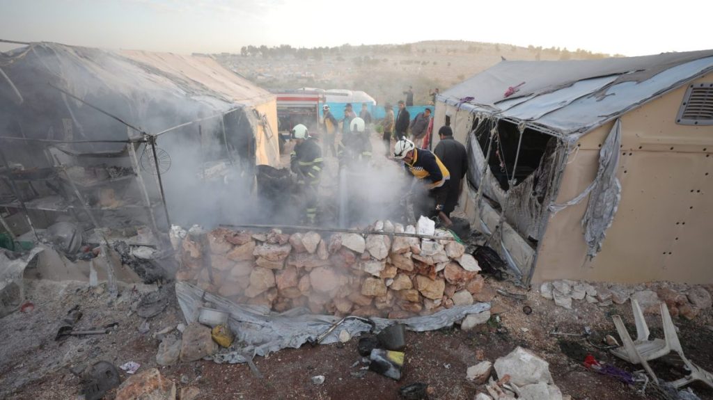 Vista de los destrozos tras un ataque contra campos de refugiados sirios
