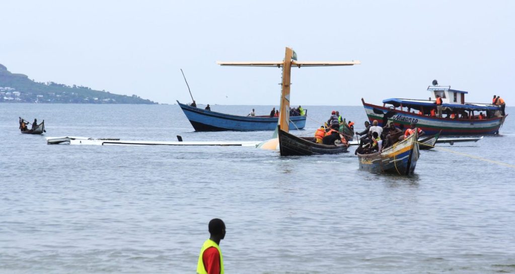 Tareas de rescate del avión que se ha estrellado hoy en el Lago Victoria en Tanzania.