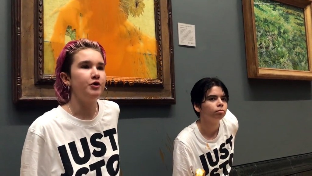 Activistas de 'Just Stop Oil', cuando hoy se ha producido un ataque con harina a una obra de Andy Warhol