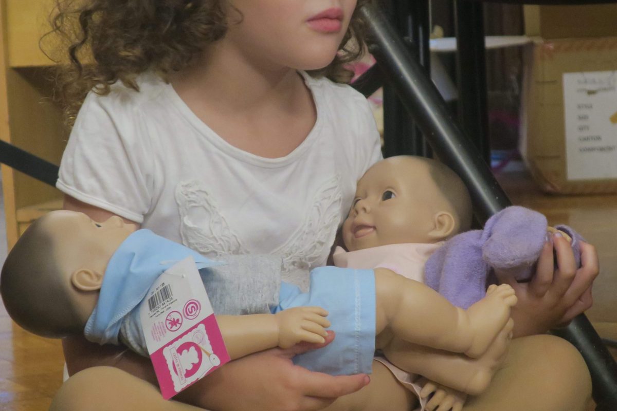 Una niña juega con muñecas. Mañana no se podrán publicar anuncios sexistas en la televisión