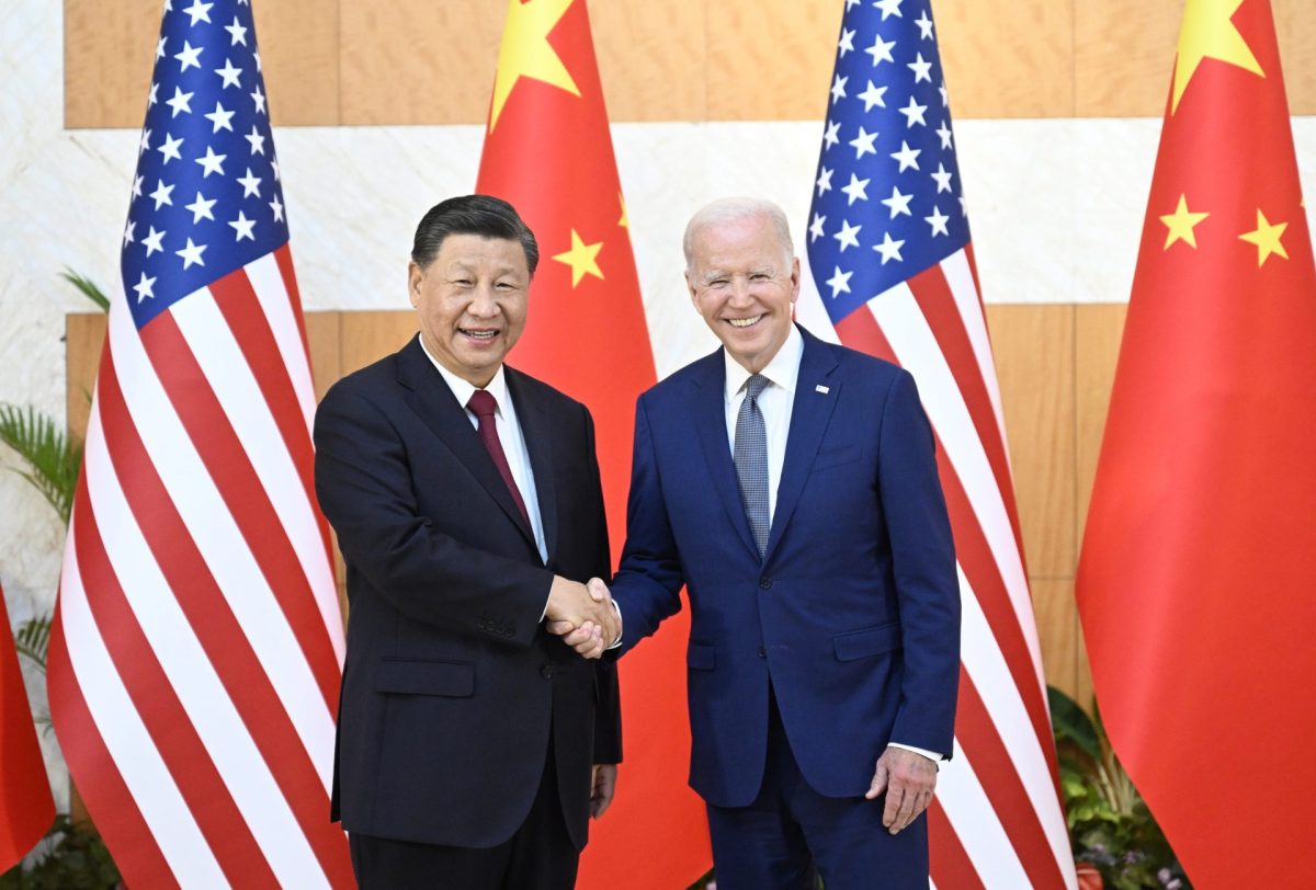El presidente chino Xi Jinping (i) y su homólogo estadounidense Joe Biden en la Cumbre del G20 celebrada el pasado mes de noviembre en Bali (Indonesia)