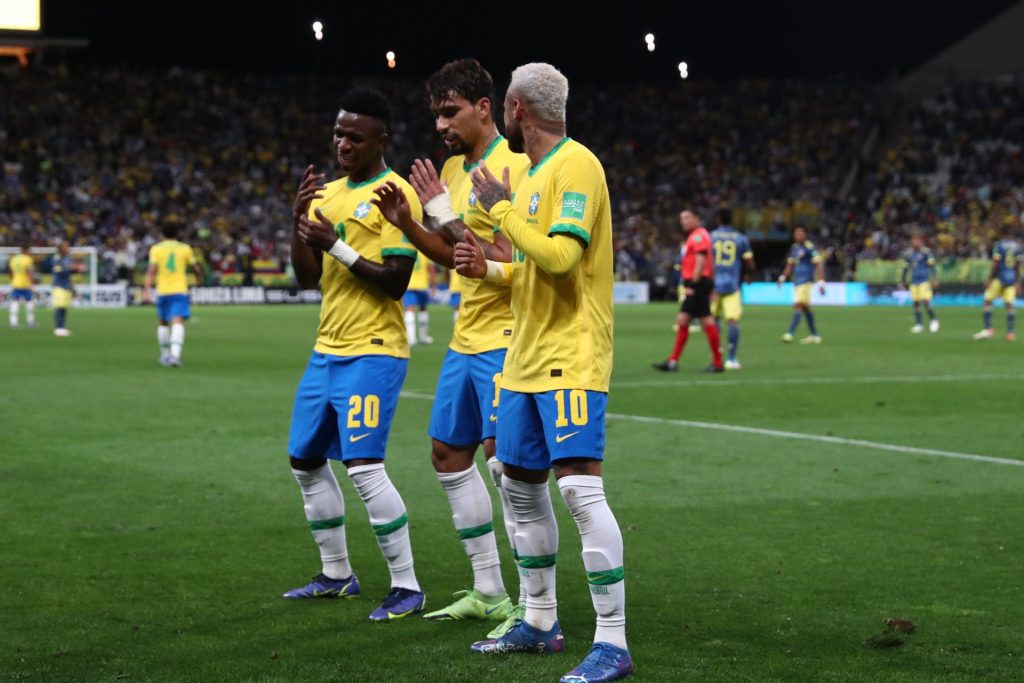 Vinicius, Lucas Paqueta y Neymar celebran un gol.
