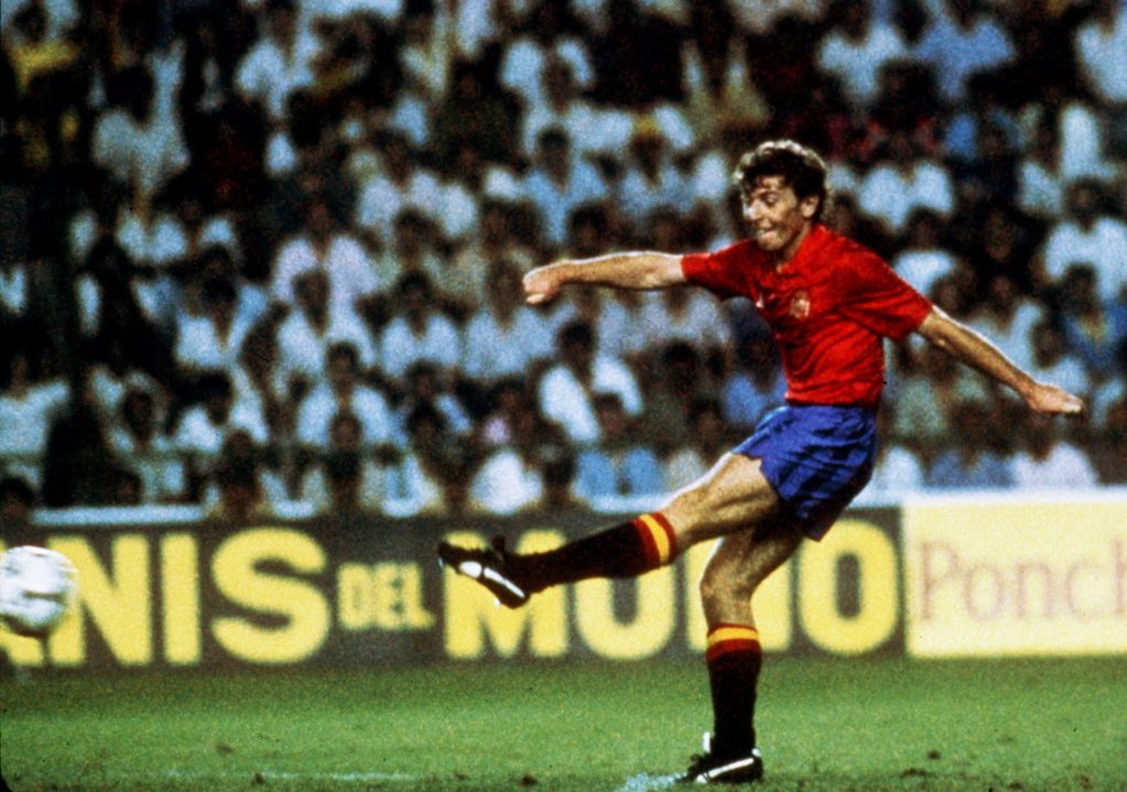 El jugador español Emilio Butragueño marca una de los 4 goles que anotó contra Dinamarca, en el Mundial de México,86. 