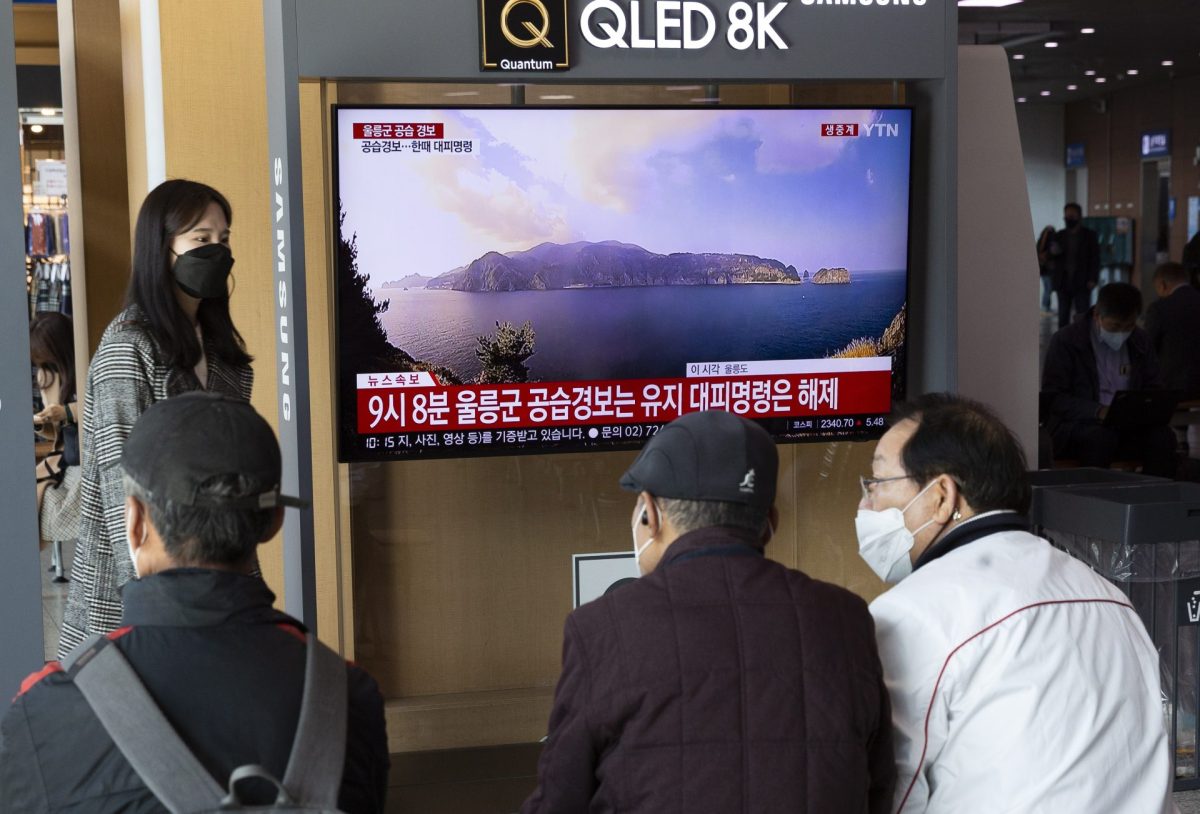 Un grupo de personas ve la televisión en una estación en Seúl, cuando Corea del Norte ha vuelto a lanzar misiles