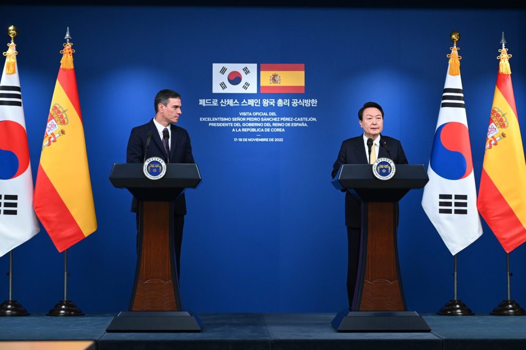 El presidente del Gobierno español, Pedro Sánchez (i) en una rueda de prensa junto con el presidente surcoreano, Yoon Suk-yeol (d) en Seúl este viernes. 
