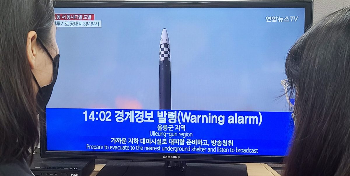 Varias personas siguen por televisión en Seúl las informaciones sobre el nuevo lanzamiento de misiles de Corea del Norte.