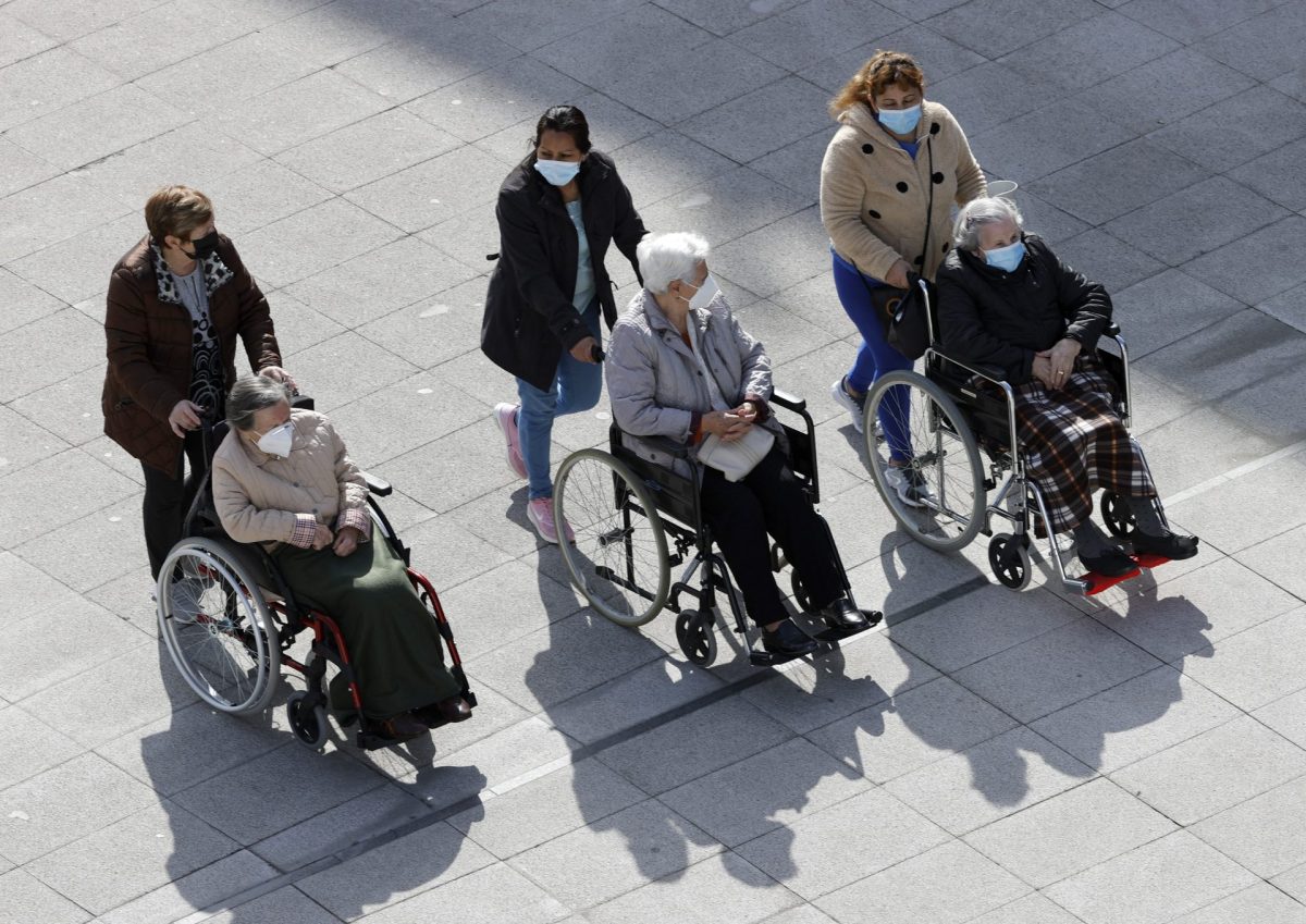 Tres mujeres mayores en silla de ruedas, cuando hoy se celebra el Día Internacional de las Personas Cuidadoras