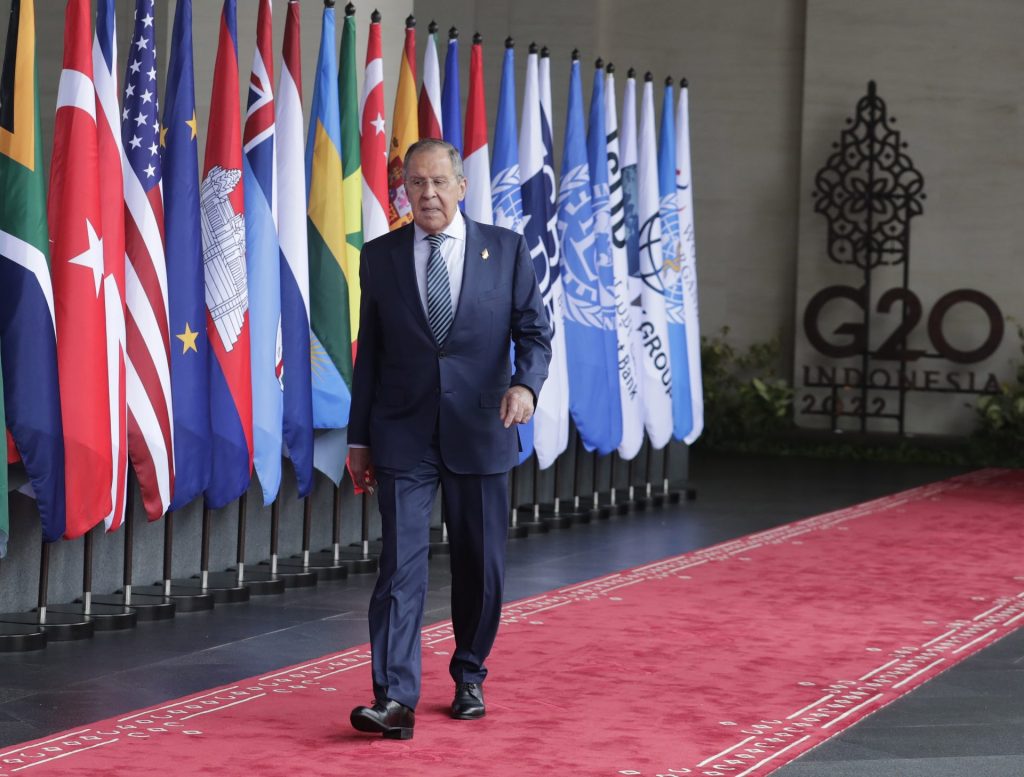 El ministro ruso de Asuntos Exteriores, Sergei Lavrov, a su llegada a la primera sesión de la cumbre del G20 en Bali, Indonesia. 
