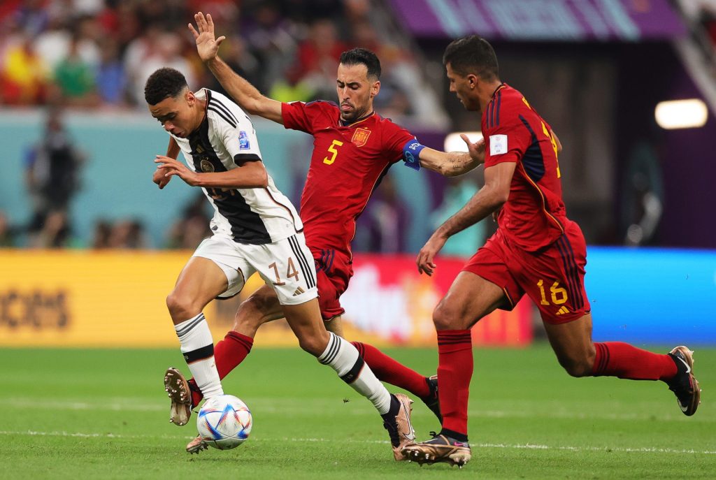 El alemán Jamal Musiala supera a la defensa de España.