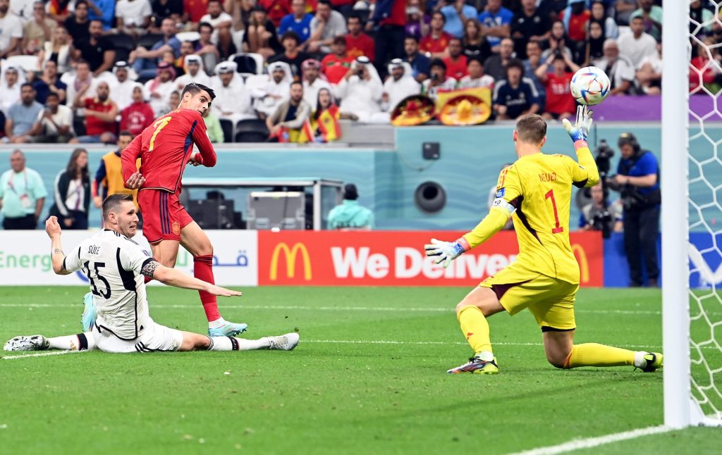 Álvaro Morata (2i) marca el 1-0 durante el partido España - Alemania del Mundial Qatar 2022 