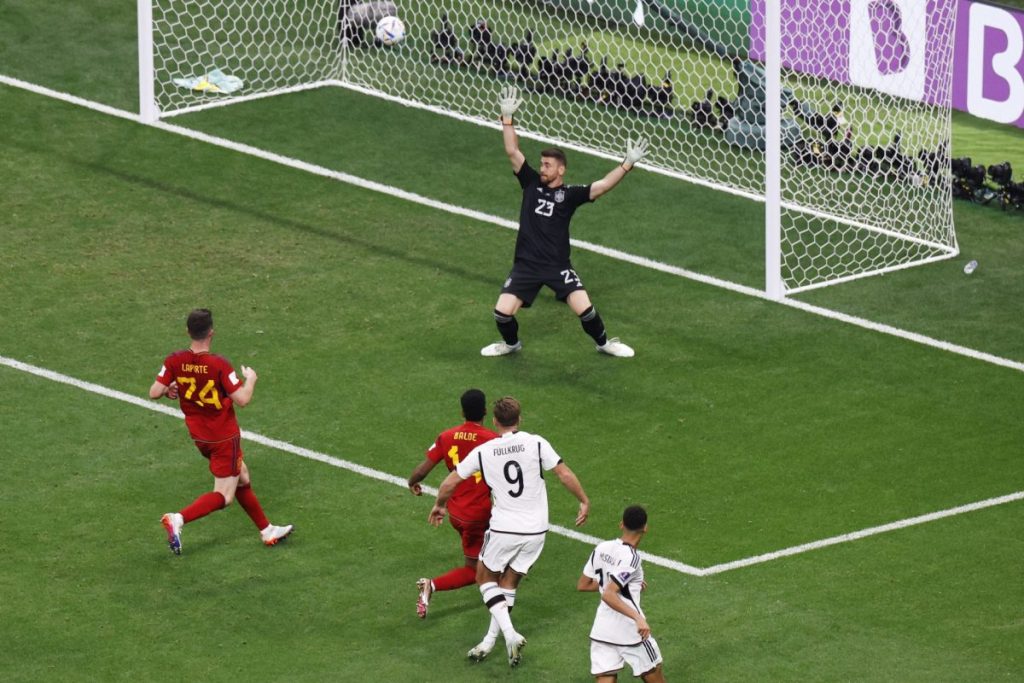 Niclas Fuellkrug, de Alemania, anota el gol del empate ante España