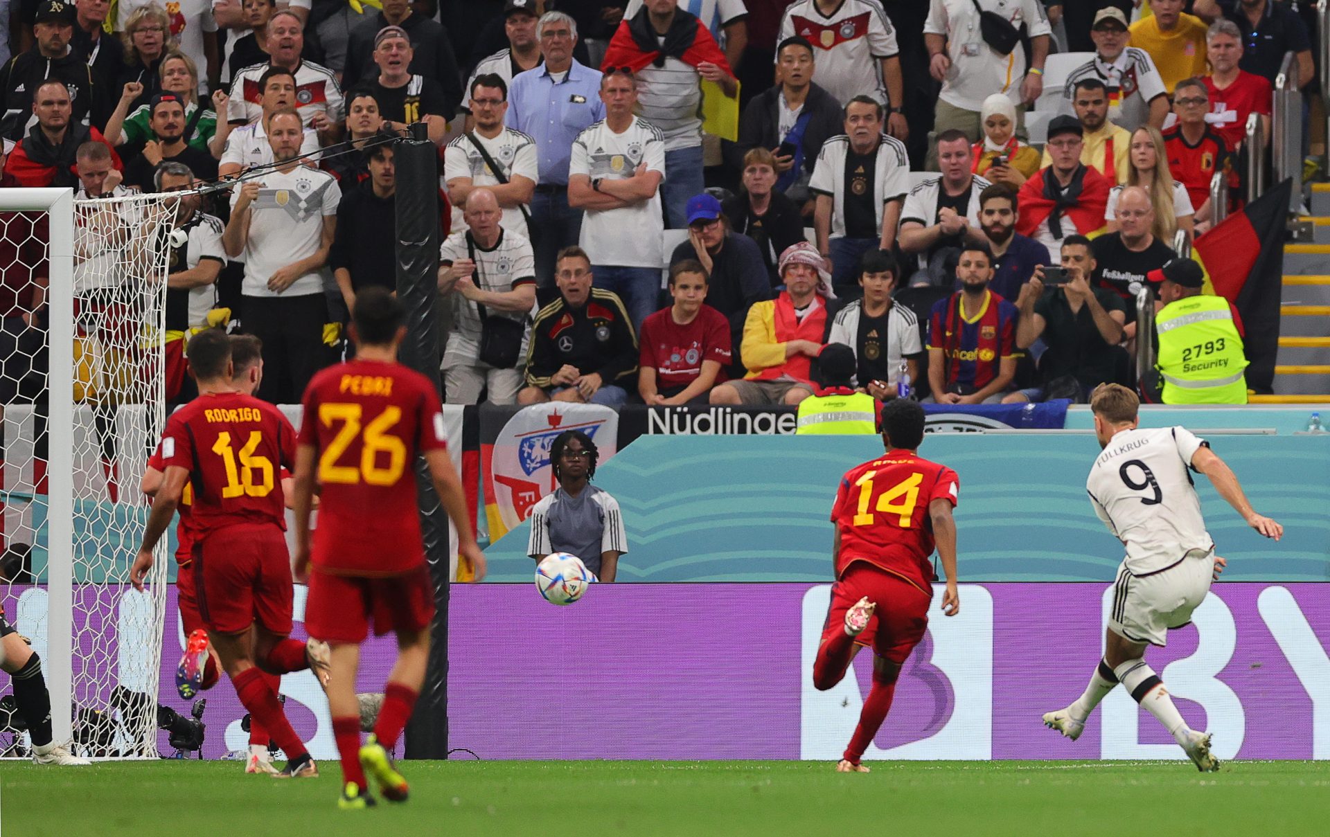 El alemán Niclas Fuellkrug marca ante España el gol del empate.